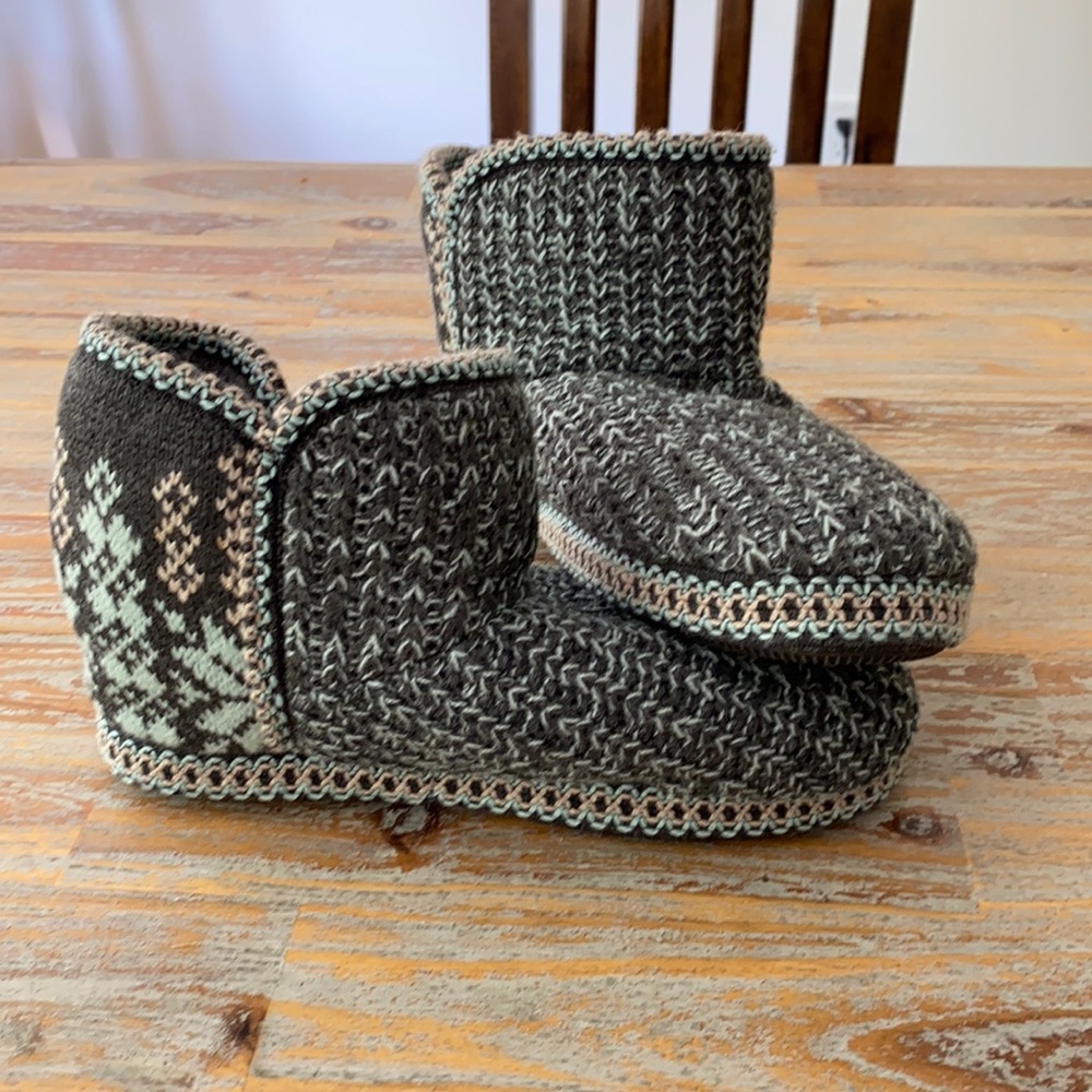 Muks Luks slippers- women’s size 7-8 NWOT